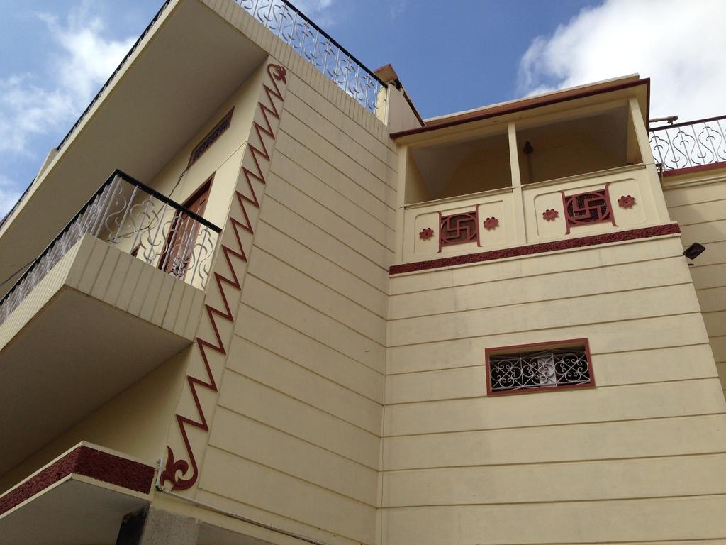 ורנאסי Granny'S Inn מראה חיצוני תמונה